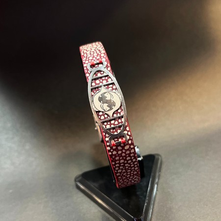   دستبند چرم قرمز مردانه با پلاک نقره محصول