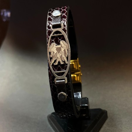   دستبند چرم مردانه با پلاک نقره طرح دوزنمحصول